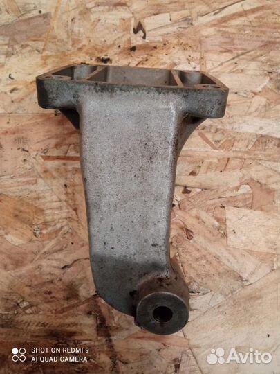 Кронштейн опоры двигателя левый Mercedes Benz w210