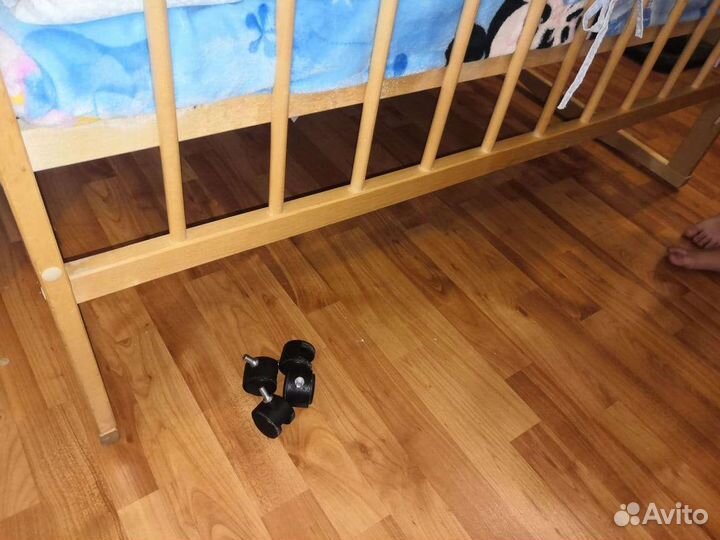 Детская кроватка с маятником