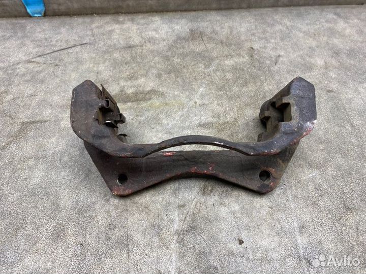 Скоба суппорта передняя Dodge Caliber USA 2.0 AT