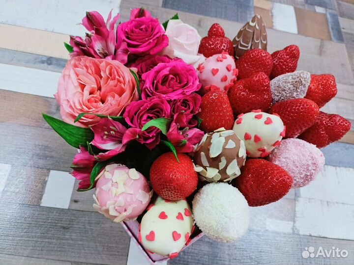 Клубничные сердца с цветами