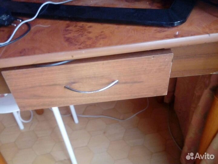 Стол новый дерево рисунок ящичком мрамор,пластик