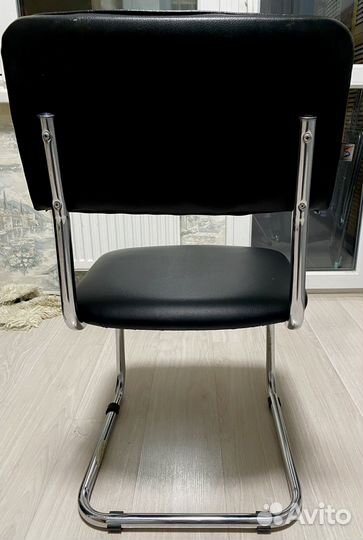 Стул офисный кожаный черный