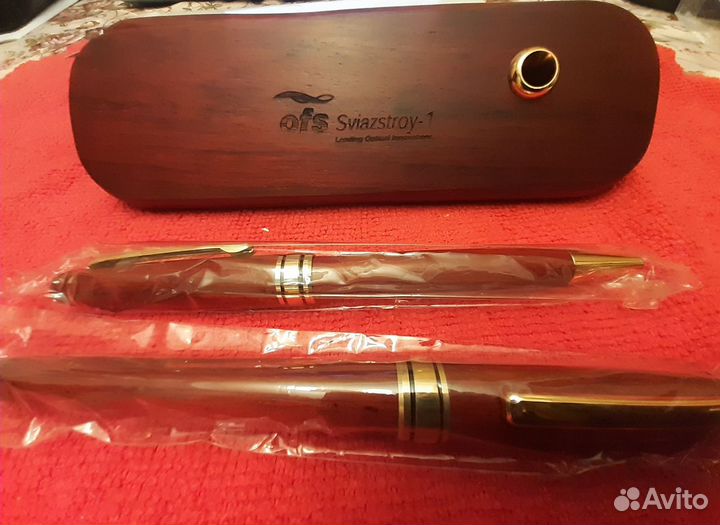 Подарочные ручки в футляре красного дерева