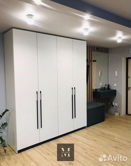 Шкаф распашной с полками