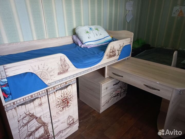 Кровать чердак со столом бу