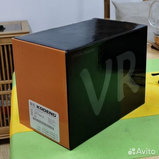 Очки виртуальной реальности с джойстиком