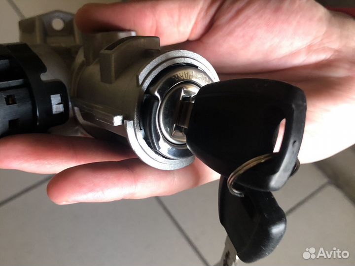 Замок зажигания с контактной группой и ключами