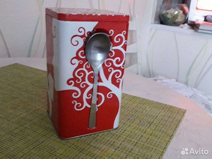 Металлическая банка из под кофе