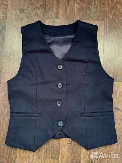 Джинсы, водолазка, жилет, блузка 122