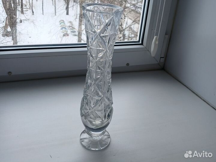 Хрустальные вазы и салатницы