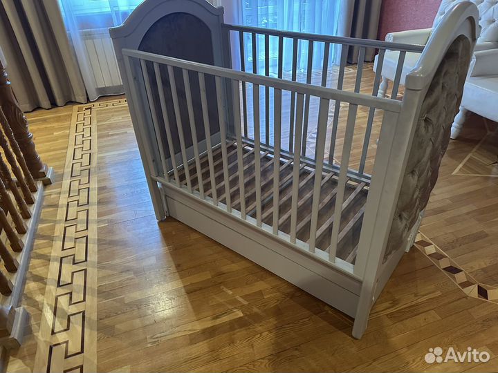 Детская кроватка с маятником и ящиком