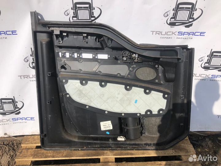 81626306110 Обшивка двери правая Man Tgx