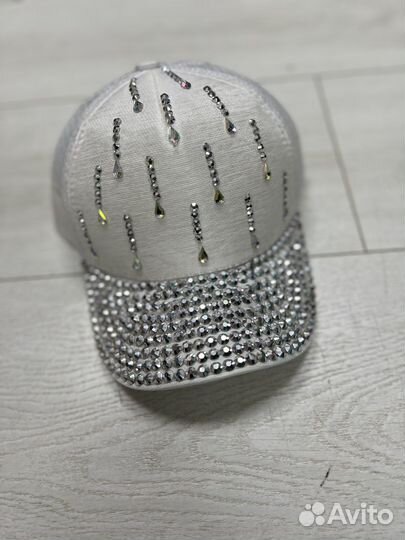 Детская кепка со стразами белая