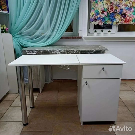 Маникюрный столик, комод, тележка