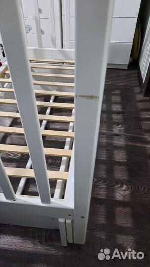 Детская кроватка с маятником