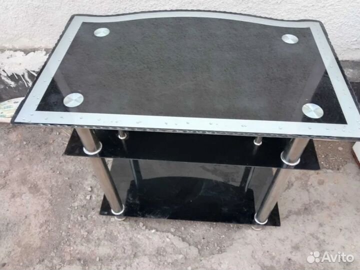 Подставку стеклянную под телевизор