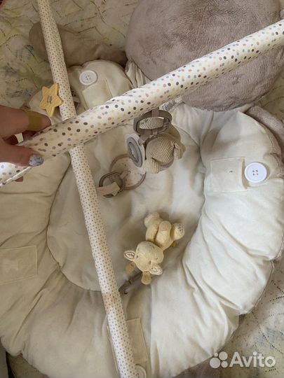 Детская лежанка с игрушками