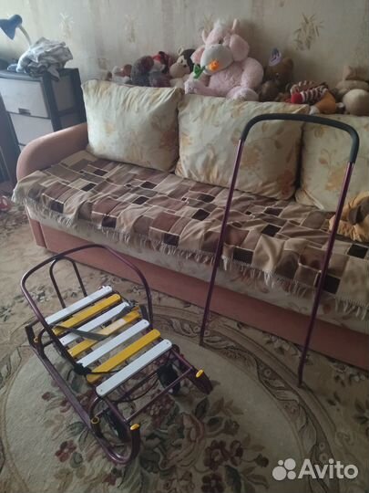 Детские санки на колесах с ручкой