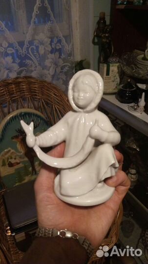 Статуэтка чукча с рыбой лфз