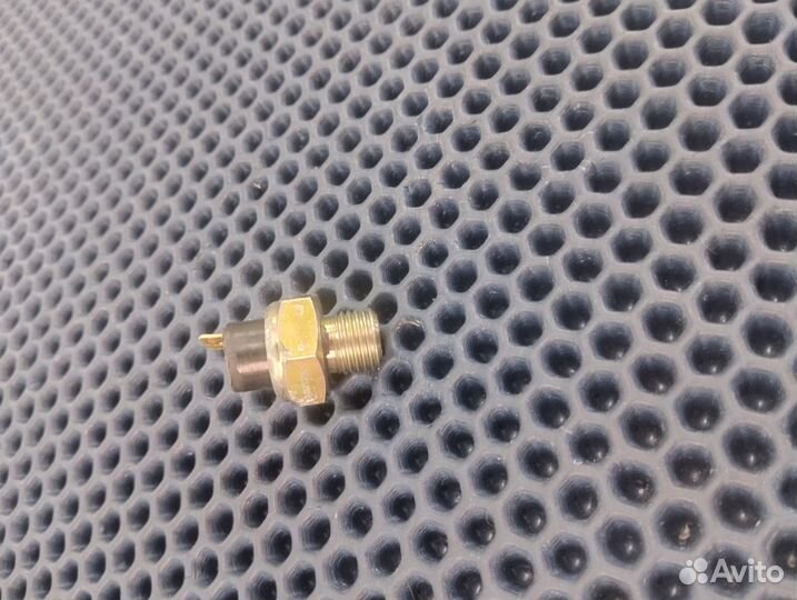 Yamaha FZR750 датчик давления масла