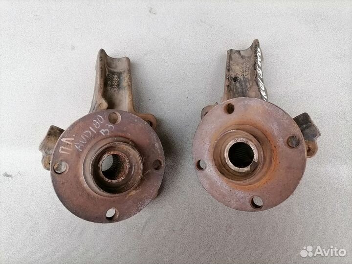 Кулак поворотный передний для Audi 80 (B3) 1990г