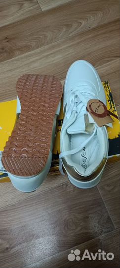 Кроссовки женские