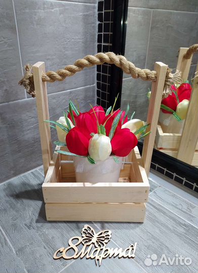 Ящик деревянный, тюльпаны из мыльных роз