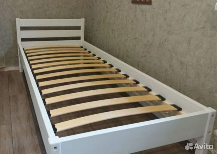 Кровать деревянная