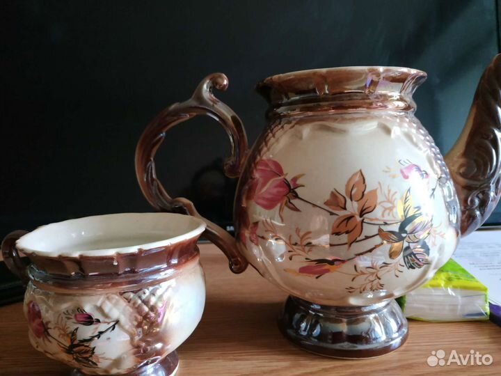 Заварочный чайник и чашки