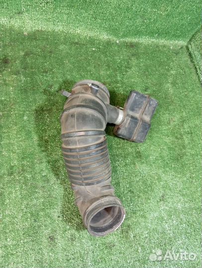 Патрубок воздушного фильтра Mitsubishi Carisma