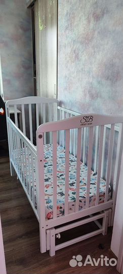 Детская кроватка с продольным маятником и матрасом