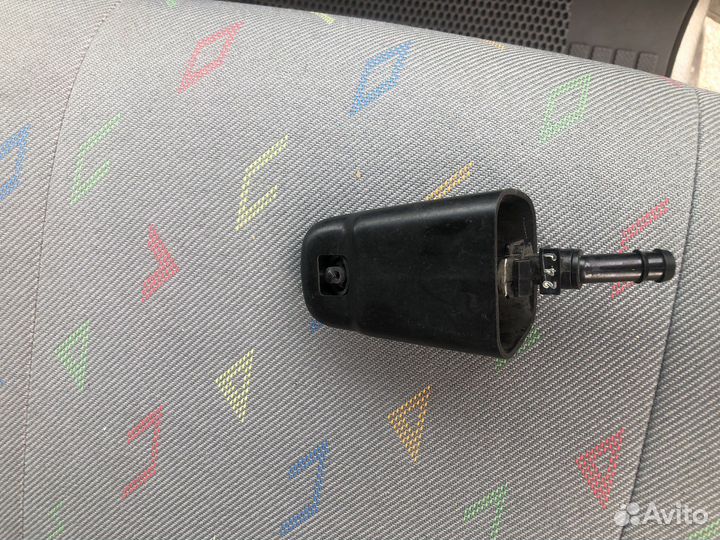 Форсунка омывателя фар тойота Авенсис Версо