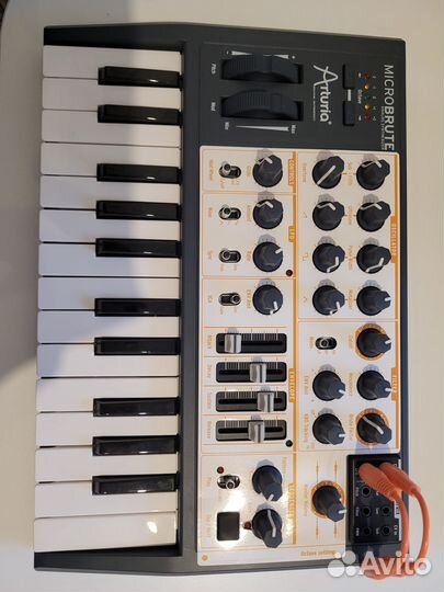 Arturia Microbrute аналоговый синтезатор