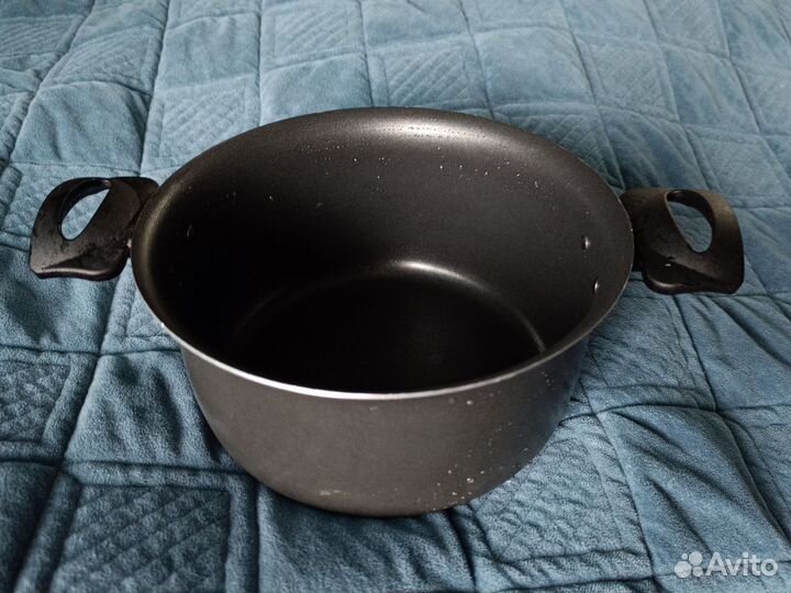 Кастрюля на 2,5 л новая