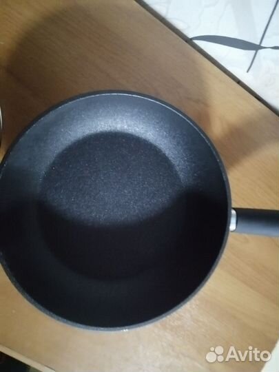 Сковорода с антипригарным покрытием новая