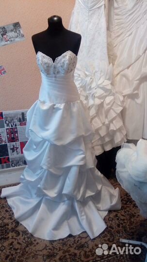 Платье свадебное со шлейфом