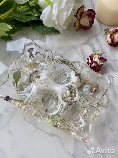 Подставка для яиц из эпоусидной смолы и сухоцветов