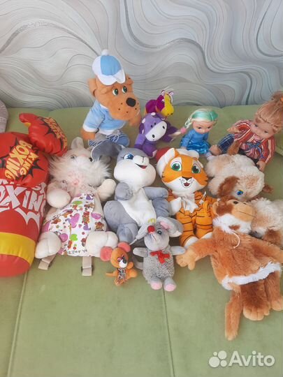 Игрушки пакетом и груша для битья с перчатками