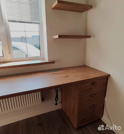 Стол с ящиками