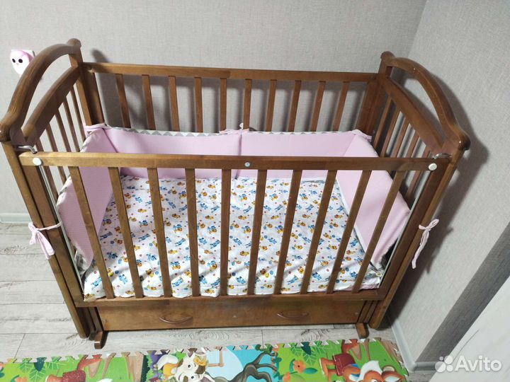 Детская кроватка с маятником