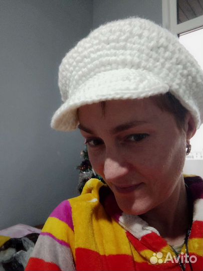 Вязанная шапка крючком дизайнерская кепка