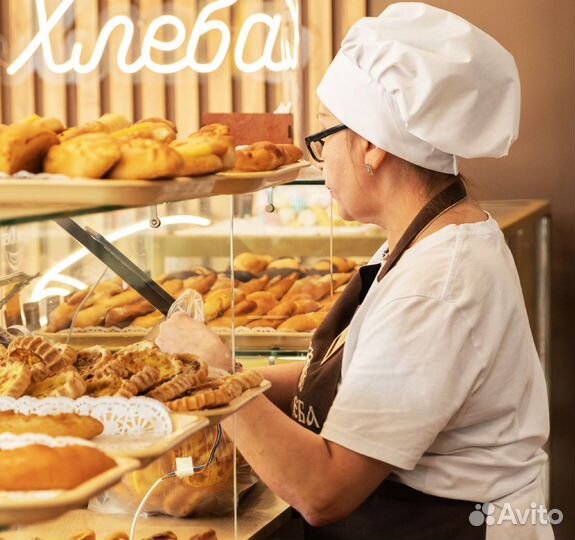 Продавец - кассир (рядом Снежок)