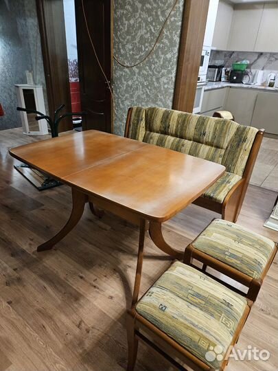 Стол со стульями
