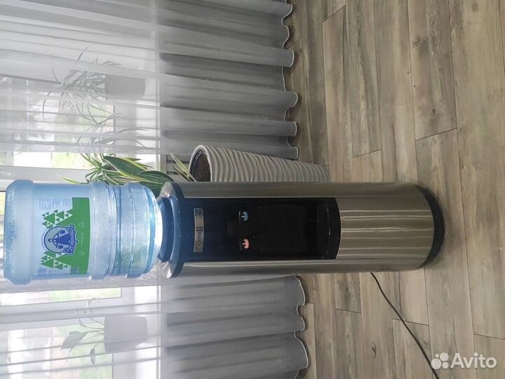 Куллер для воды напольный с холодильником