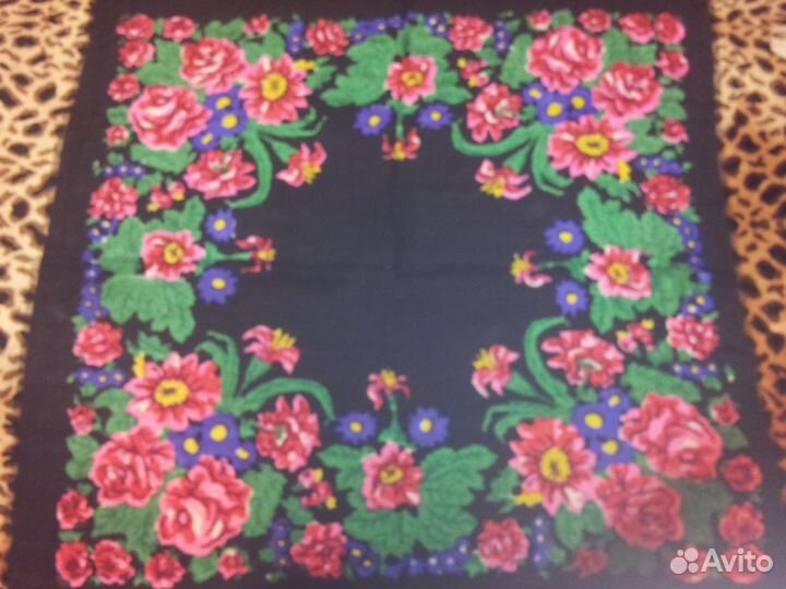 Платок шелковый, новый с принтом