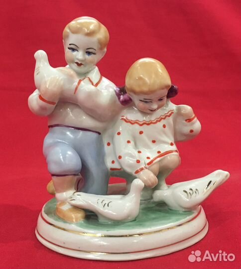 Статуэтка фарфоровая. Дети кормят голубей. СССР