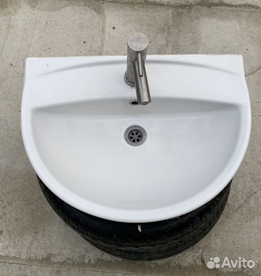 Раковина с пьедесталом и смесителем