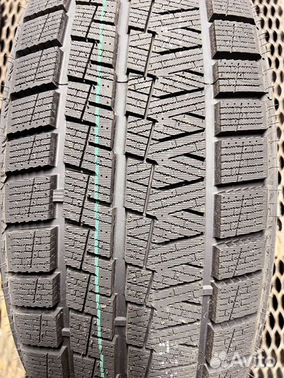 Kapsen SnowShoes AW33 275/45 R20 110U