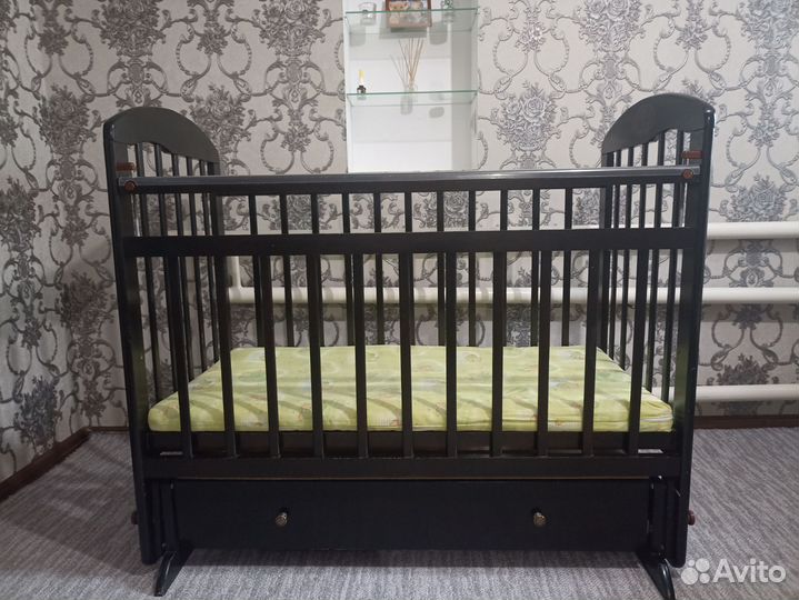 Детская кроватка с маятником и ящиком