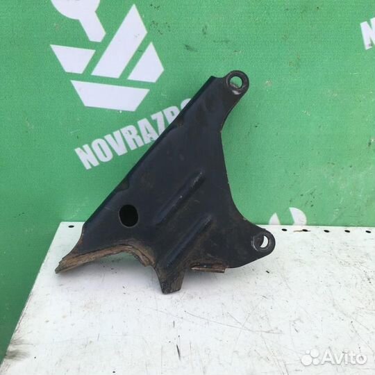 Кронштейн двигателя передний Фольксваген Гольф 3